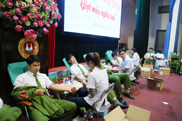 Hơn 2000 cán bộ, học viên Học viện CSND hiến máu