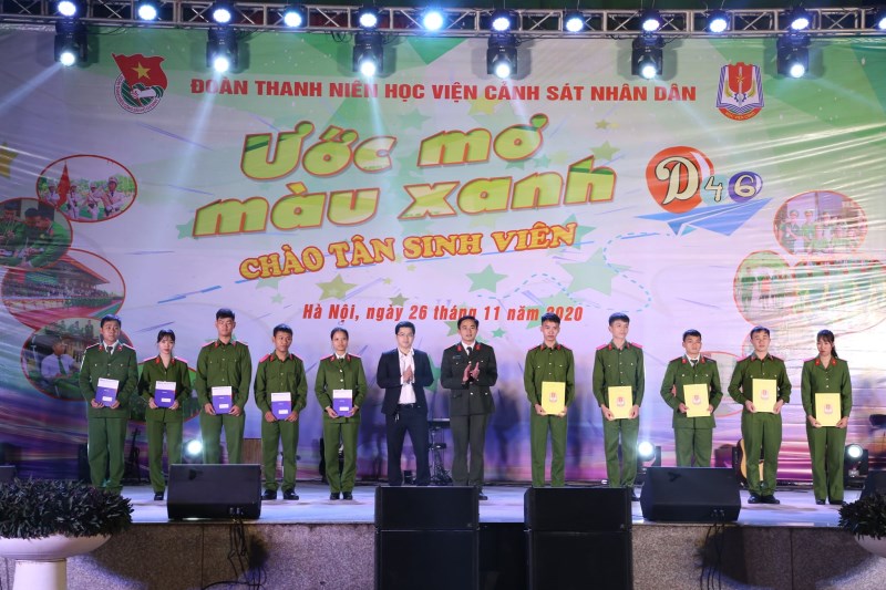 Thiếu tá Trần Trọng Nguyên - Phó Bí thư Đoàn TN Bộ Công an và đại diện Ngân hàng BIDV chi nhánh Cầu Giấy trao quà cho các học viên vượt khó vươn lên