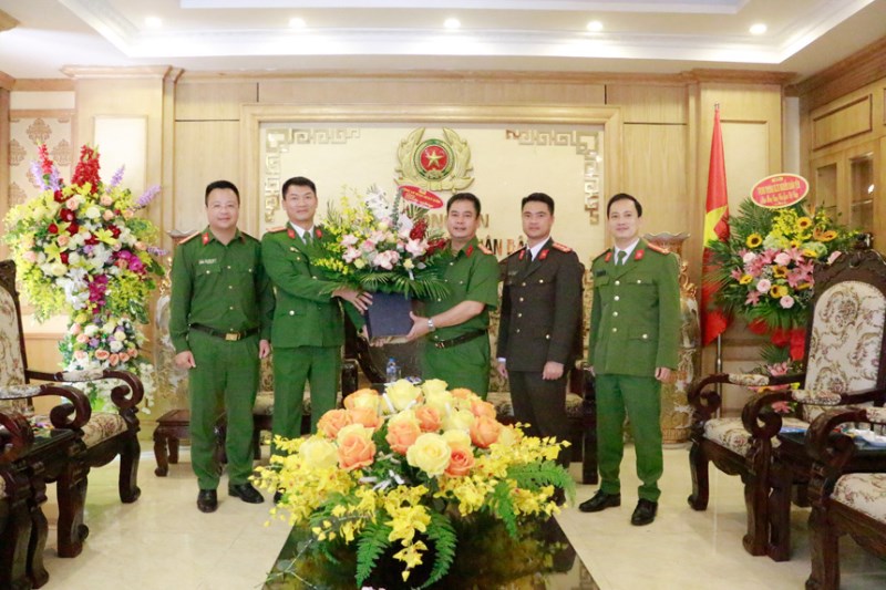 Công an tỉnh Quảng Ninh chúc mừng Học viện CSND