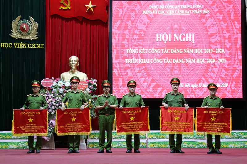 Thiếu tướng, GS.TS Trần Minh Hưởng, Bí thư Đảng ủy, Giám đốc Học viện trao Cờ thi đua của Bộ Công an cho các tập thể và cá nhân