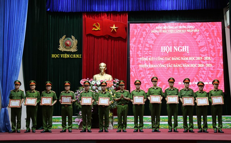 Thiếu tướng, GS.TS Trần Minh Hưởng, Bí thư Đảng ủy, Giám đốc Học viện tặng Giấy khen cho các tổ chức cơ sở đảng trong sạch vững mạnh và các đảng viên hoàn thành xuất sắc nhiệm vụ trong năm học 2019-2020