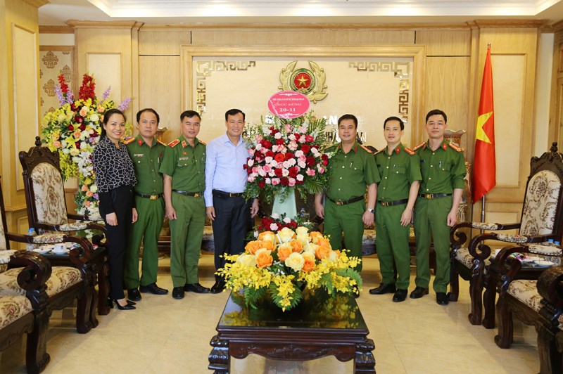 Thiếu tướng Lê Tấn Tới, Thứ trưởng Bộ Công an tặng hoa chúc mừng tập thể Ban Giám đốc và cán bộ, giảng viên Học viện