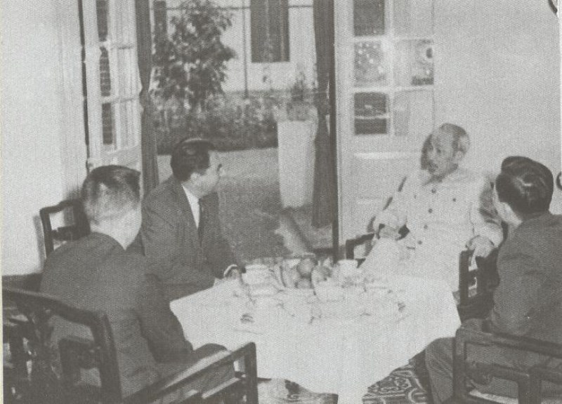 Chủ tịch Hồ Chí Minh tiếp nhà văn Ducôropop (Ba Lan) trong Khu Phủ Chủ tịch, tháng 12/1961. (Nguồn: Khu di tích Hồ Chí Minh tại Phủ Chủ tịch)