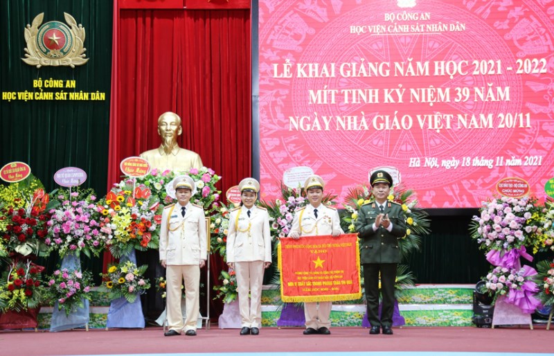 Thứ trưởng Trần Quốc Tỏ trao Cờ Thi đua của Chính phủ cho Phòng Công tác Đảng và công tác chính trị, Học viện CSND