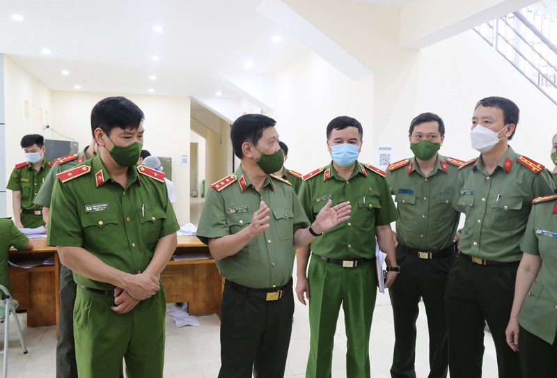 Thứ trưởng Nguyễn Văn Sơn kiểm tra công tác tiêm vắc xin phòng Covid-19