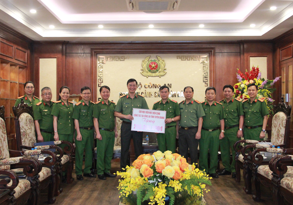 Cựu học viên Học viện CSND công tác tại Công an tỉnh Tuyên Quang ủng hộ Học viện 100 triệu đồng để phục vụ công tác giáo dục, đào tạo.