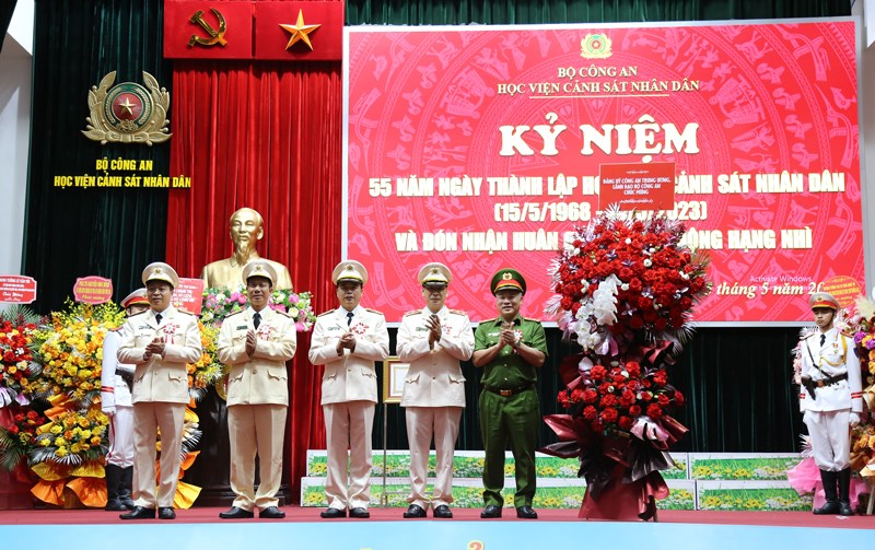 Thiếu tướng Nguyễn Văn Long, Thứ trưởng Bộ Công an tặng hoa chúc mừng Đảng ủy, Ban Giám đốc Học viện CSND