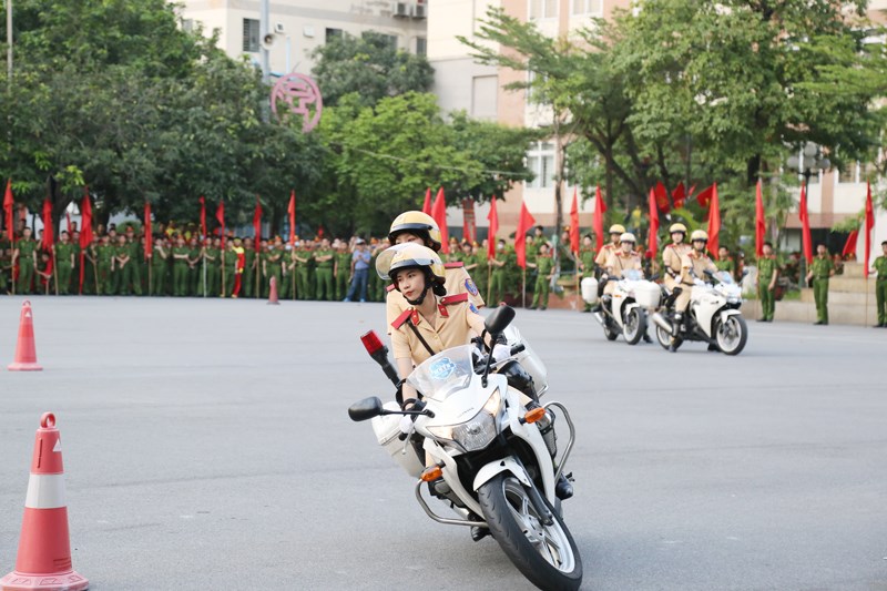 Nữ sinh Cảnh sát trình diễn khả năng điều khiển thành thạo xe phân khối lớn 250cc