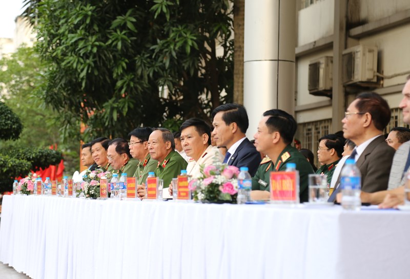Thứ trưởng Bộ Công an Nguyễn Văn Long trao Huân chương Lao động hạng Nhì tặng Học viện CSND. Tham dự còn có đông đảo các đại biểu quốc tế, cơ quan, đơn vị trong và ngoài lực lượng CAND